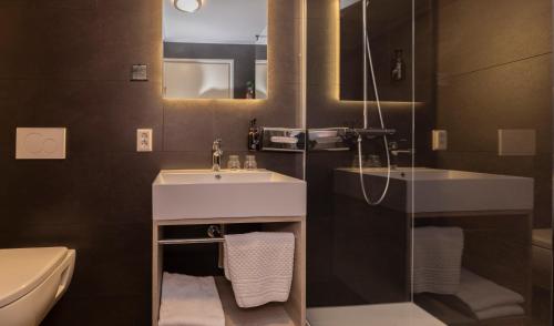 罗登弗莱彻酒店的一间带水槽和卫生间的浴室