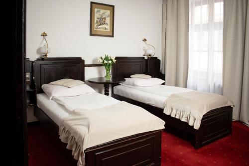 弗罗茨瓦夫杜沃尔波兰语酒店的一间设有两张床和一张桌子的房间
