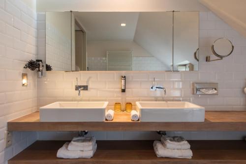 胡塔伦德巴里亚酒店的一间带两个盥洗盆和大镜子的浴室