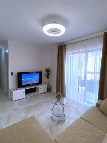 托雷维耶哈Sea view (La Mata)的一间带电视和沙发的客厅