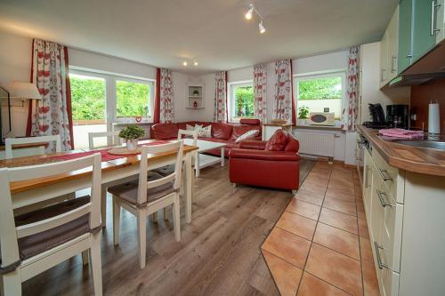 奥伯斯特多夫Haus Am Mühlbach - SommerBergBahn unlimited kostenlos的厨房以及带桌子和沙发的客厅。