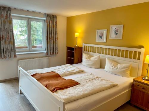 奥伯斯特多夫Haus Am Mühlbach - SommerBergBahn unlimited kostenlos的卧室设有一张白色大床和一扇窗户。