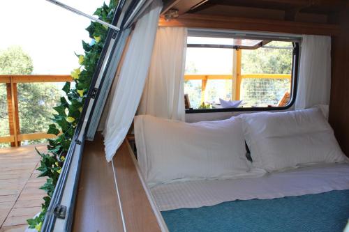 VouniatádesNature Habitat的一间房间,内设一张床和一个窗口