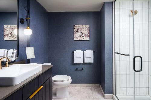 巴索尔特The Hoffmann Hotel Basalt Aspen Tapestry Collection Hilton的浴室配有卫生间、盥洗盆和淋浴。