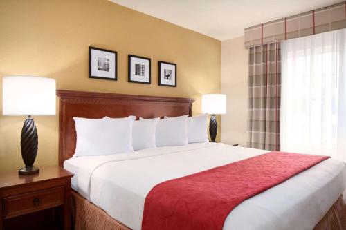 尚佩恩江山旅馆及套房 - 昌平诺斯的一张位于酒店客房的床位,配有两盏灯