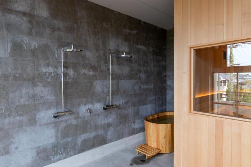 淡路SAKIA stay的浴室的墙上设有两个淋浴间