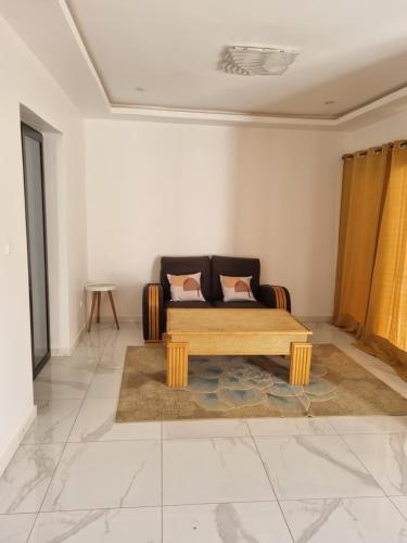 索蒙La villa Lisbonne的客厅配有沙发和桌子