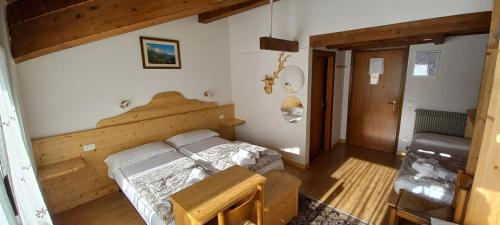 梅扎诺萨尔盖提酒店的一间卧室,卧室内配有一张木床