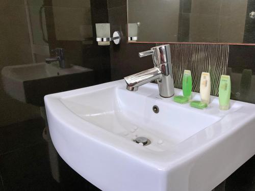 卡特勒格默Grand Detagamuwa的浴室里配有带三牙刷的白色水槽