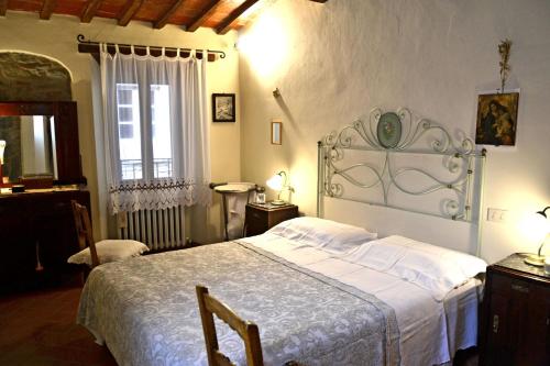 科尔托纳Casa Franci的卧室配有一张白色大床