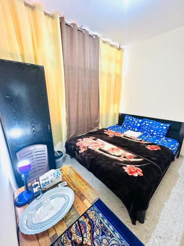 阿布扎比MKB APARTMENTS的一间卧室设有两张床和一张带盘子的桌子