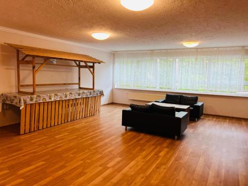 库瑞尼卡慕斯卡Ośrodek Wypoczynkowo-Szkoleniowy Perkoz的客厅设有两张沙发和一个大窗户
