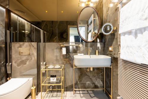 威尼斯Hotel Palazzina Sardi的一间带水槽和镜子的浴室