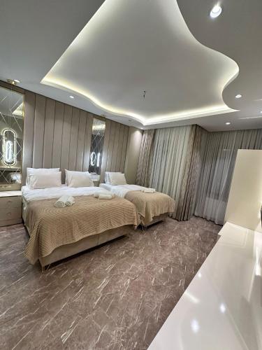 伊斯坦布尔Hotel Flash Suite的一间带两张床的卧室和白色天花板