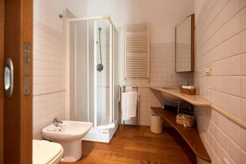 特拉尼B&B Suite Home Trani的一间带水槽、卫生间和淋浴的浴室