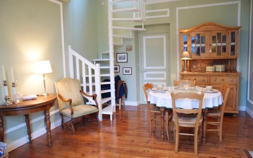 拉理查戴斯拉格基恩奈斯旅馆的一间带桌椅和楼梯的用餐室