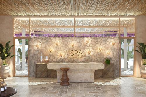 Cockburn HarbourSalterra, a Luxury Collection Resort & Spa, Turks & Caicos 的 ⁇ 染带大型石头浴缸的浴室