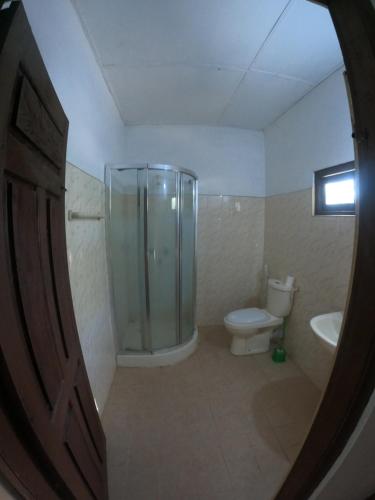 拜蒂克洛DEEP SEA RESORT PADI DIVE CENTER的带淋浴和卫生间的浴室