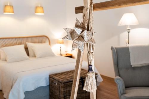 BurgyLa petite madeleine - Chambre d'hôtes & spa的一间卧室配有一张床、一把椅子和一颗星星