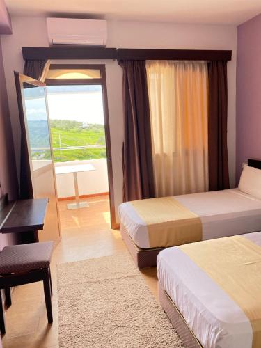 舍夫沙万沙万住宿加早餐旅馆的酒店客房设有两张床和一个阳台。