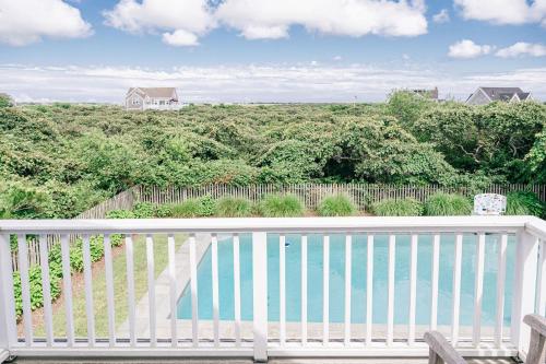 楠塔基特Adorable guesthouse with stunning views close to beach的房屋的阳台享有风景。