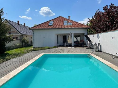 费尔特德Freistehendes Ferienhaus mit Swimmingpool, Kamin, Internet, unweit Neusiedlersee的房屋前的游泳池