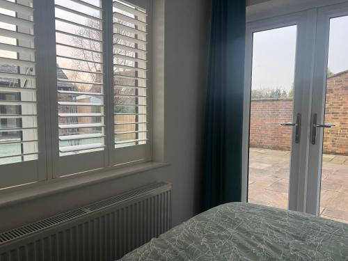 海华德希思12 Ganderhill的一间卧室设有一张床和一个美景窗户。