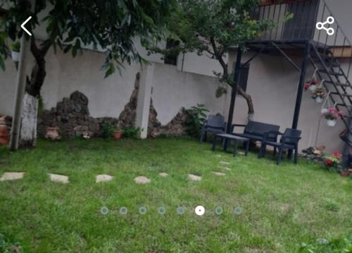 那沃达利Acasa的草地上带两把椅子和一张桌子的院子