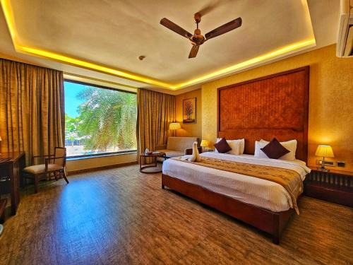 昆达普拉UVA Meridian Bay Resort & Spa的一间卧室设有一张大床和一个大窗户