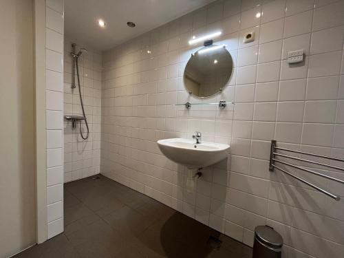 BaaiduinenDe Bakkerij的浴室设有水槽和墙上的镜子