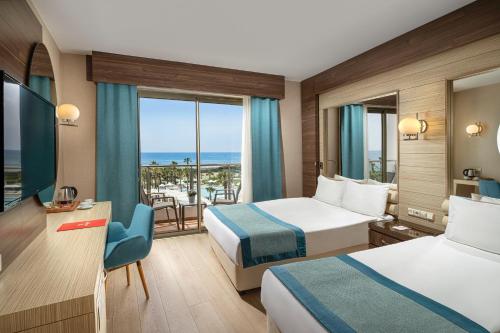 锡德Kaya Side的酒店客房设有两张床和一个阳台。
