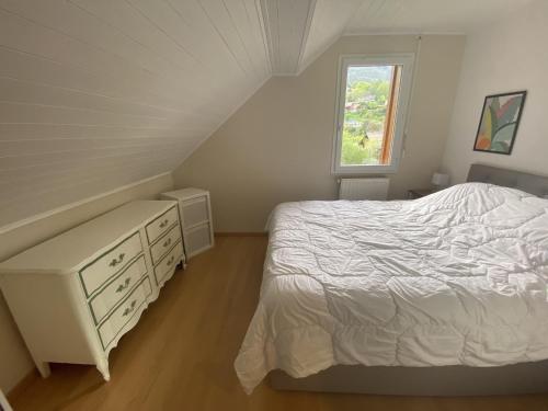 圣若里奥Le Semnoz的卧室配有白色的床和窗户。