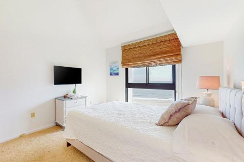 贝瑟尼滩Sea Colony - 902 Georgetowne House的一间白色卧室,配有床和电视