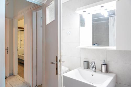 雅典Apartment @Katehaki Metro的白色的浴室设有水槽和镜子
