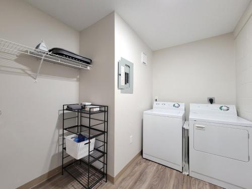 罗切斯特2 Bedroom 2 Bath Apartment Near Mayo, Park Free!的洗衣房配有洗衣机和烘干机