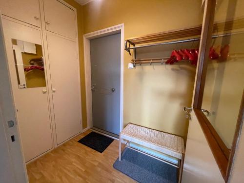 图尔库The Golden Glow Apartment Turku的小房间设有双层床和衣柜
