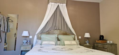 Pomport镜之星住宿加早餐旅馆的一间卧室配有一张带天蓬的大床