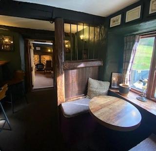  Liscombe塔尔农场宾馆的客房设有木桌、桌子和椅子。