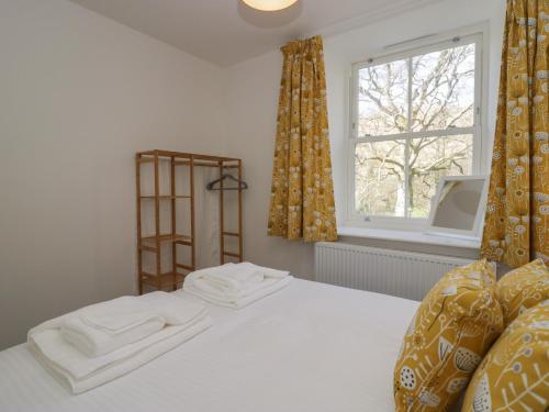 HolmrookDalegarth Hall Farm Cottage 1的一间卧室配有一张带白色床单的床和一扇窗户。