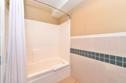 塔科马西雅图塔科马品质套房酒店的带浴缸和淋浴帘的浴室