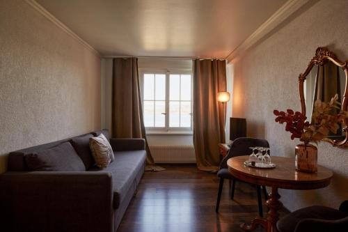 穆尔滕希夫阿姆西酒店的客厅配有沙发和桌子