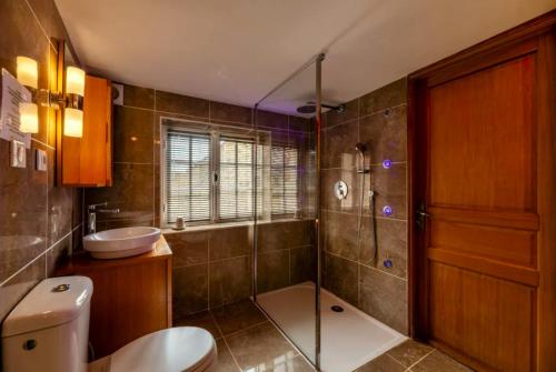 拉罗克加雅克Le Coin Tranquille的浴室配有卫生间、盥洗盆和淋浴。