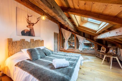 尚帕尼恩瓦努瓦茲Chalet Alouette的卧室配有一张带鹿头的墙壁床。