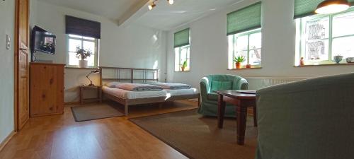 阿恩施塔特Ferienwohnung Wenzlaff的卧室配有一张床和一张桌子及椅子