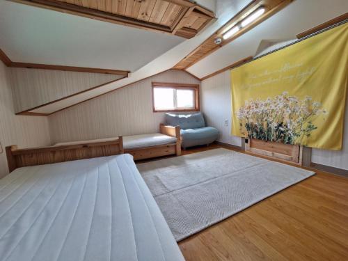济州市나무집 게스트하우스的小房间设有床和窗户