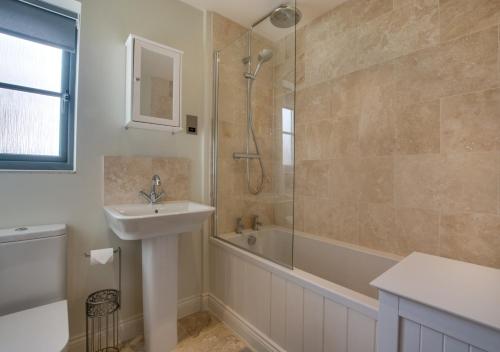 曼斯利Mill Beck的浴室配有水槽、淋浴和浴缸。
