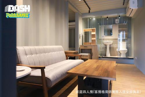 Hsin-hsingDash Forwaves Hotel的客厅配有沙发和桌子