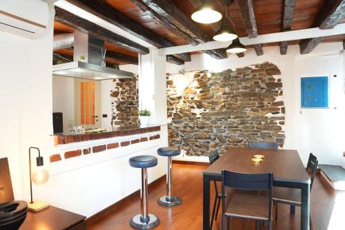 切尔诺比奥Janua Major的一间设有石墙和桌椅的用餐室