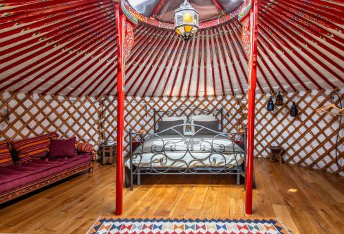 Villanueva de AlgaidasValle de Oro的蒙古包内一间卧室,里面设有一张床