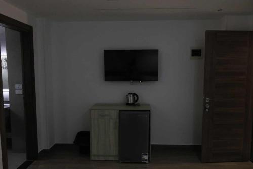 十月六日城elhosary motel的墙上配有平面电视的房间